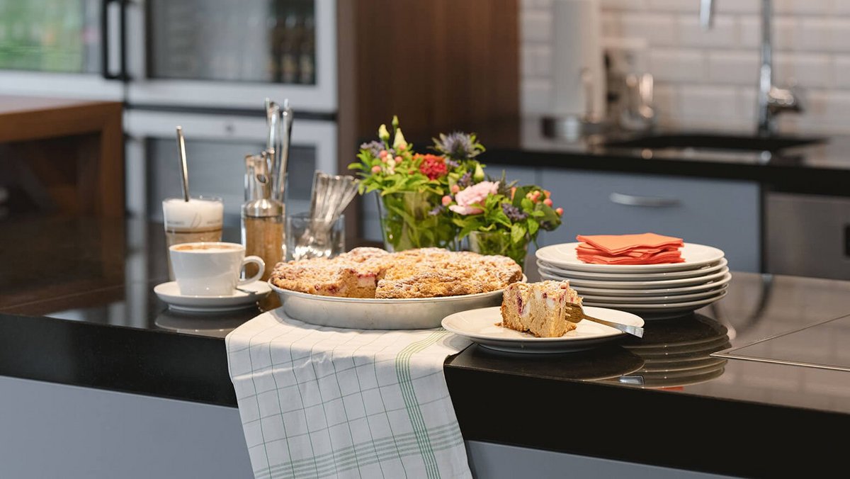 Kuchen und Kaffeespezialitäten auf dem Buffet in der Essbar 