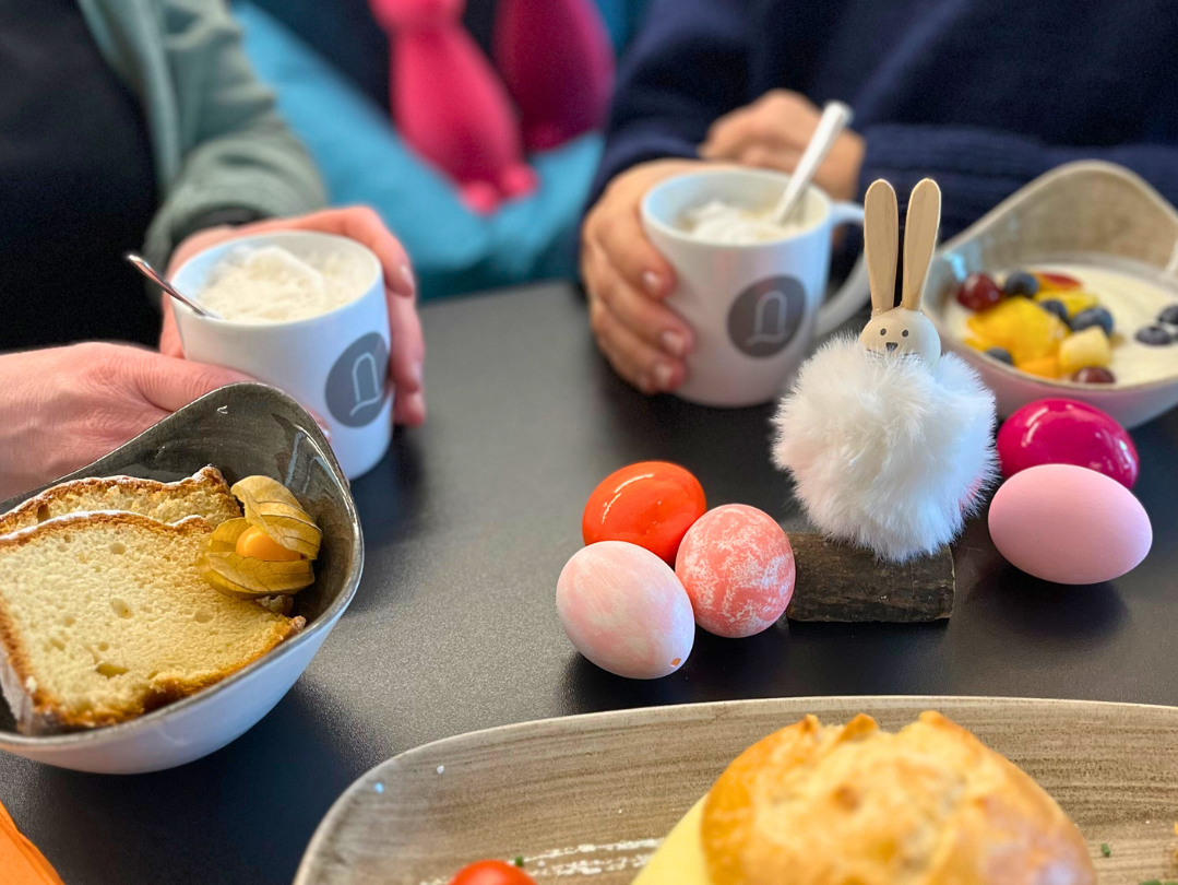 Gedeckter Tisch mit bunten Ostereiern 