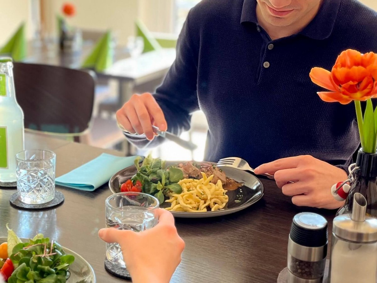 Gedecker Tisch mit Speisen im Bistro 
