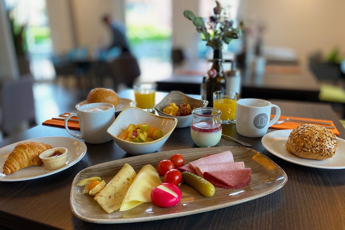 Gedeckter Frühstückstisch