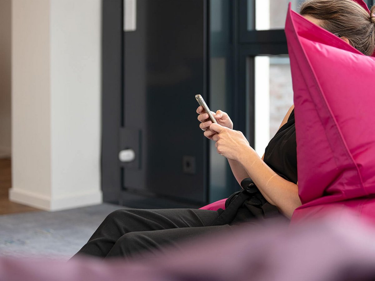 Frau mit Handy