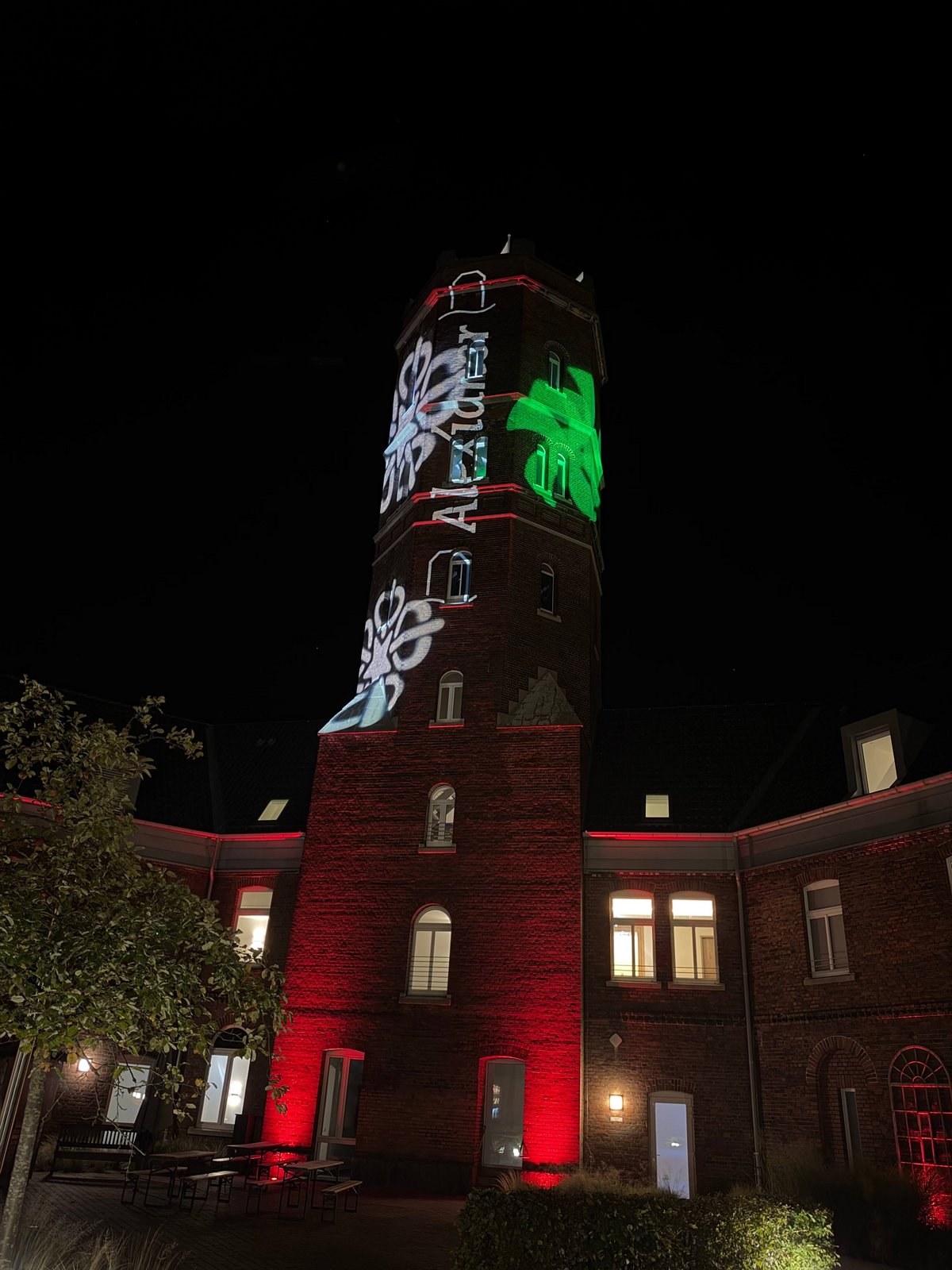 Wasserturm mit Licht Schrift
