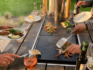 Eine Grillplatte an der drei Menschen gleichzeitig grillen 