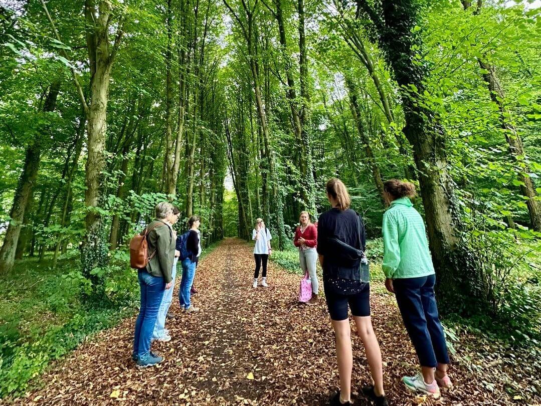 Eine Gruppe im Wald