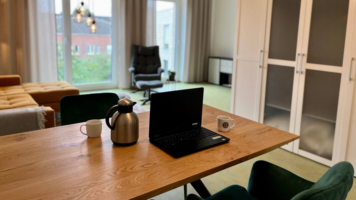 Tisch mit Laptop und Kaffee im Business Appartement