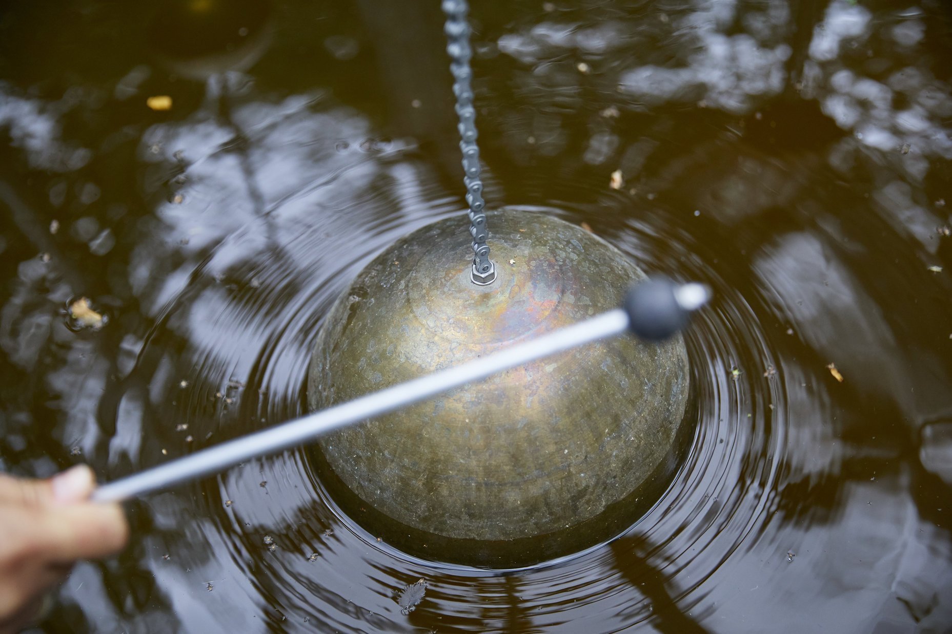 Kugel die im Wasser hängt