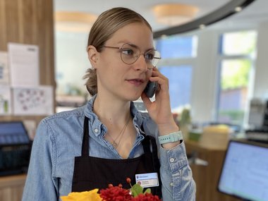 Eine Frau die telefoniert