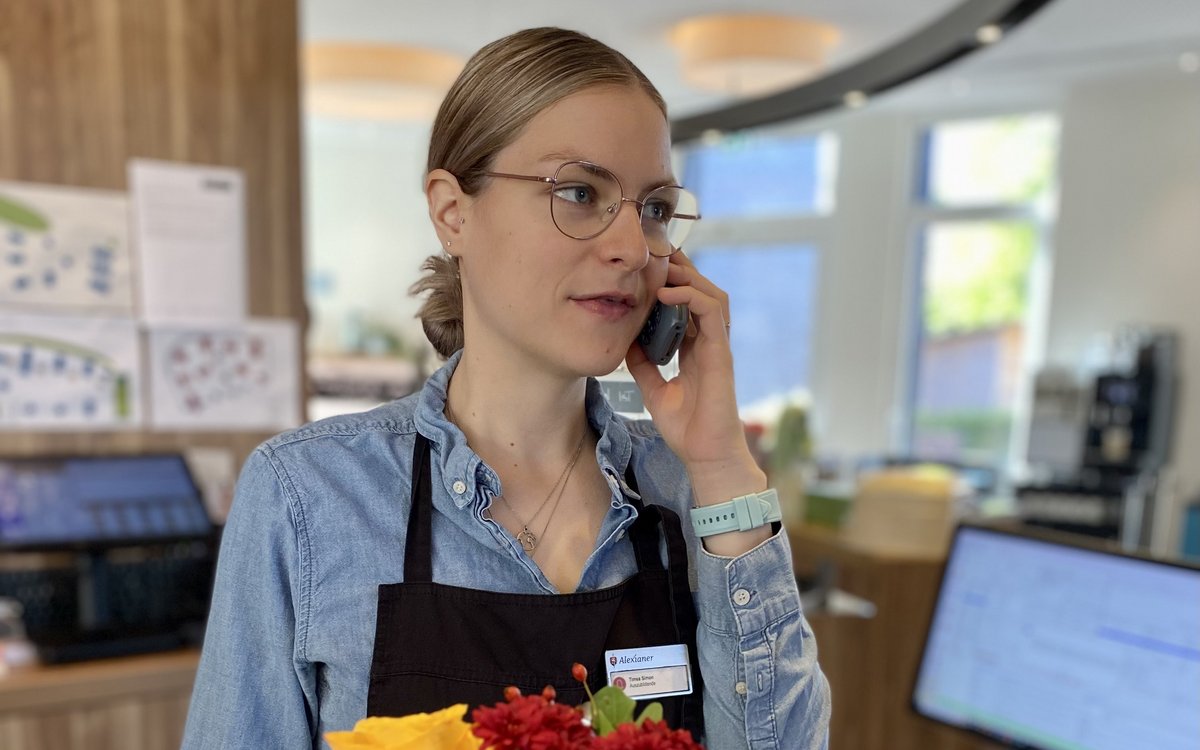 Eine Frau die telefoniert