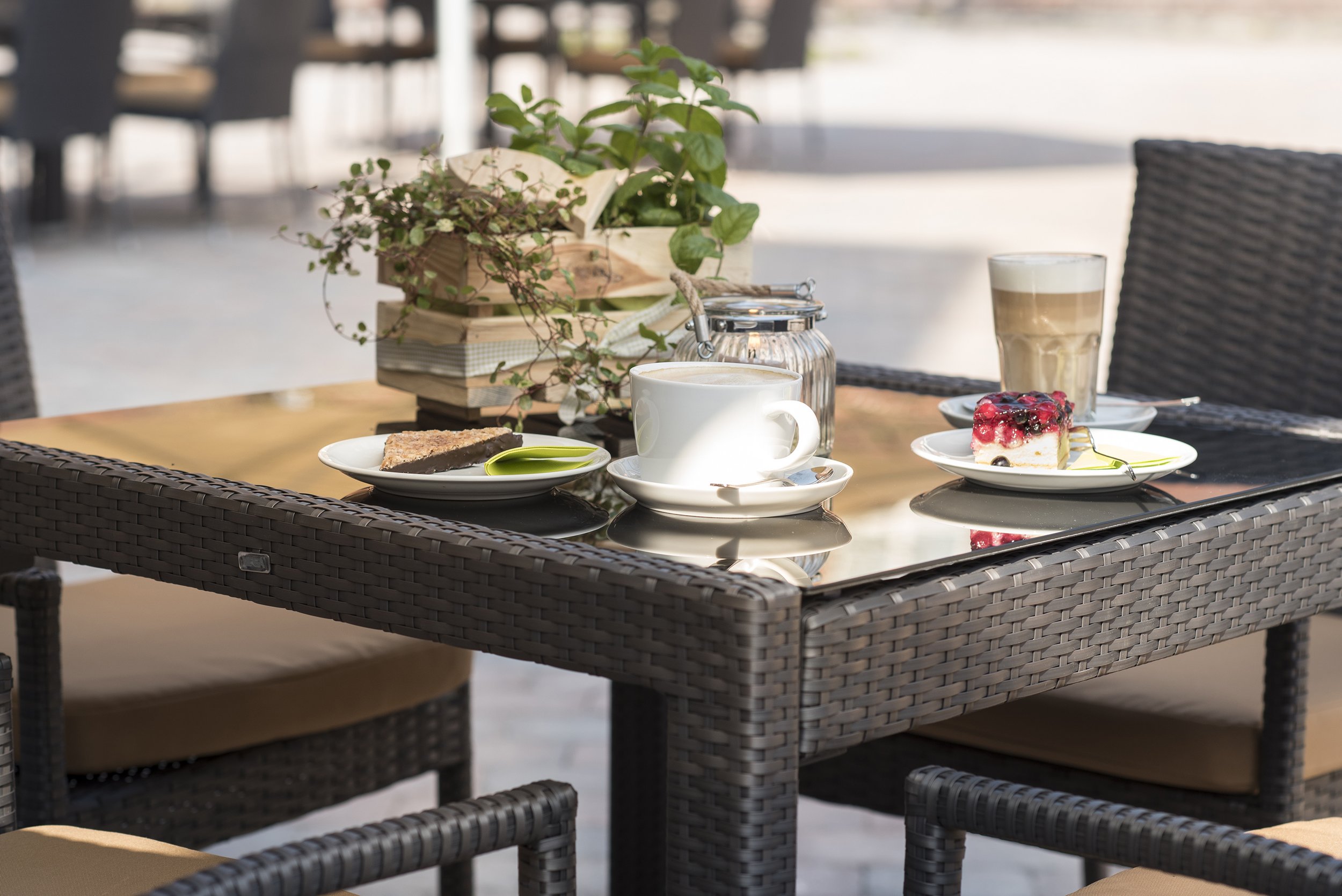 Kaffee und Kuchen auf einem Tisch