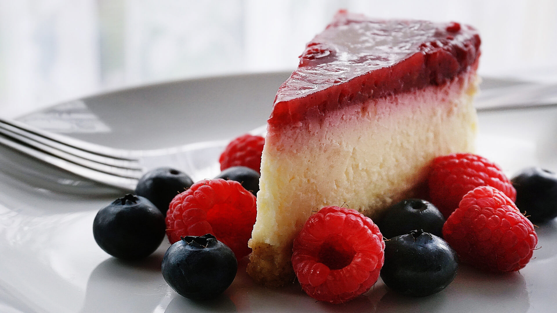Kaffee & Kuchen Zur Kaffeespezialität leckerer Kuchen mit Beeren